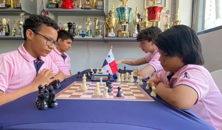 Estudiantes del plantel The Oxford School, se preparan para el Campeonato Mundial Escolar de Ajedrez por Equipos FIDE 2025. Foto: Cortesía