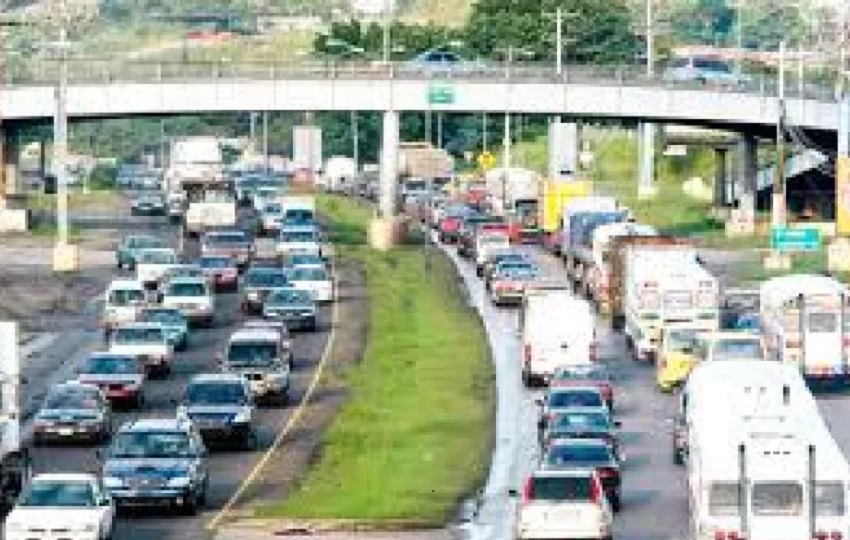 La autopista Arraiján-La Chorrera es utilizada diariamente por miles de personas que se trasladan entre Panamá Oeste y la ciudad capital, siendo los momentos de mayor tráfico entre las 5:00 a.m. y las 7:30 a.m.  Foto. Archivo