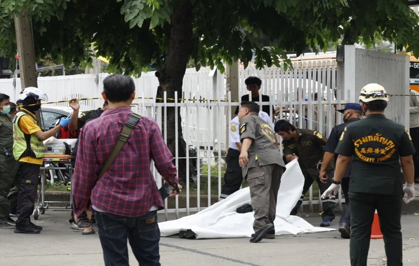 Miembros de los equipos de emergencia cubren a una víctima mortal del tiroteo registrado en un mercado de Bangkok. Foto:EFE