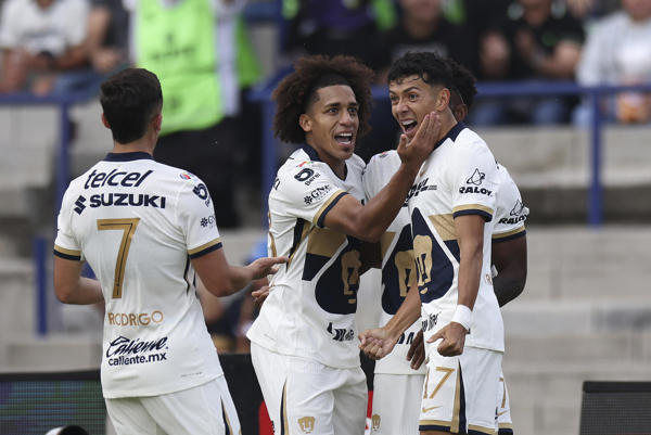 Adalberto 'Coco' Carrasquilla (cent.) en un partido con los Pumas. Foto: EFE Adalberto 'Coco' Carrasquilla (cent.) en un partido con los Pumas. Foto: EFE
