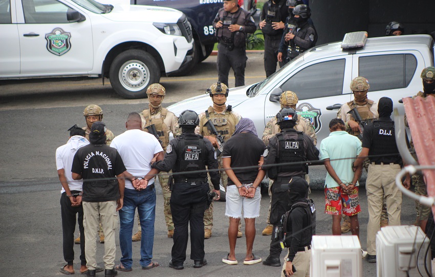 El comisionado Pérez indicó que se hubo un despliegue policial por tierra y agua a fin de desarticular a esta peligrosa pandilla. Foto. Eric Montenegro