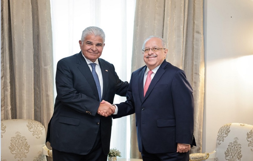 Presidente José Raúl Mulino (i) saludando al ministro de Relaciones Exteriores de Guatemala, Carlos Ramiro Martínez. EFE