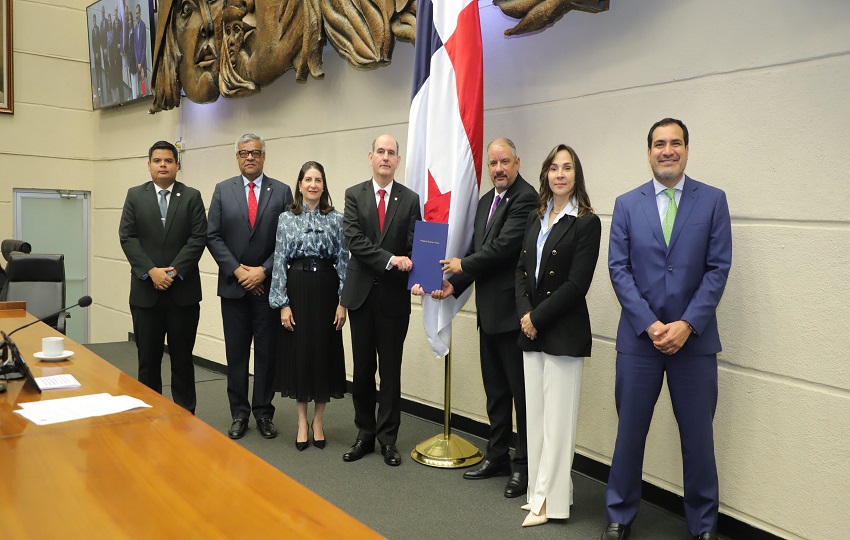 Autoridades del Ministerio de Economía y Finanzas entregan proyecto a la Asamblea Nacional. Foto: Cortesía