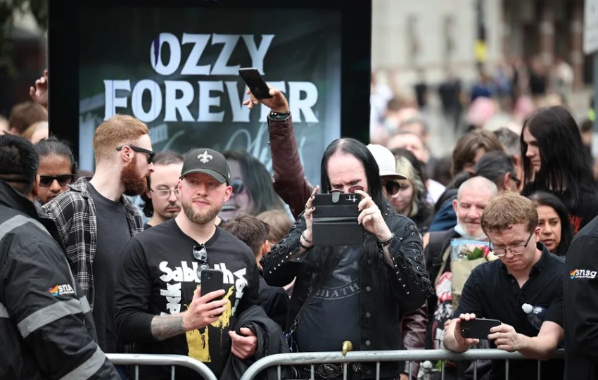 Fanáticos de Ozzy Osbourne en Birmingham. Foto. EFE / EPA / Adam Vaughan