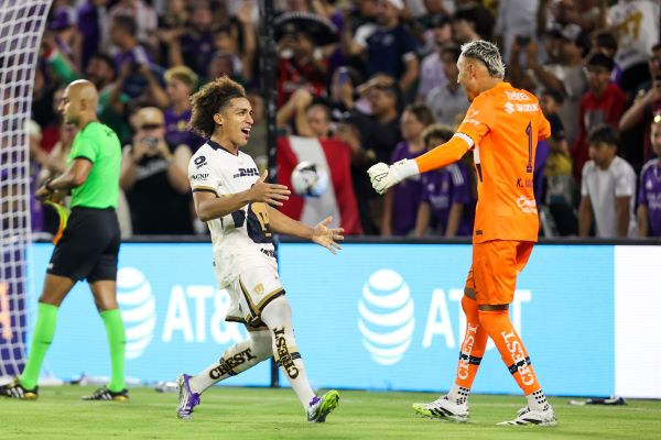 'Coco' Carrasquilla (izq.) y Keylor Navas festejan el triunfo de Pumas ante Orlando City. Foto: @PumasMX 