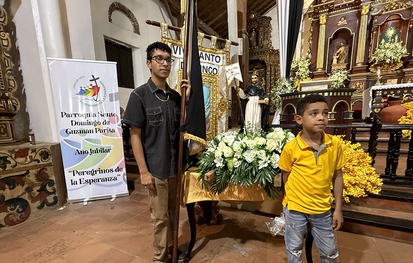 El padre Raúl De León, párroco de la iglesia de Parita, resaltó que la asistencia a las actividades religiosas ha ido en aumento, lo que demuestra el arraigo espiritual del pueblo hacia su patrono.  Foto. Melqupiades Vásquez
