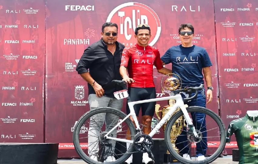 Archibold junto a Emer Samudio y Vicente Carretero. Foto: Cortesía