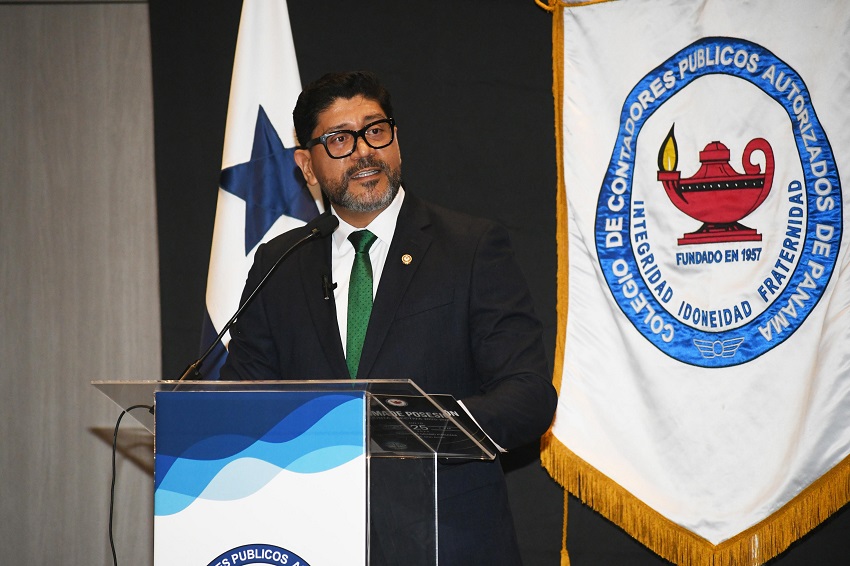 Carvajal en su discurso de toma de posesión del Colegio de Contadores Públicos. Foto: Cortesía