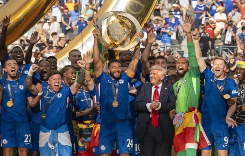 Reece James (c) de Chelsea levanta el trofeo de campeón del Mundial de Clubes junto al presidente de los Estados Unidos, Donald Trump, tras vencer a París Saint-Germain (PSG) en el estadio MetLife en Nueva Jersey (Estados Unidos). Foto:EFE.