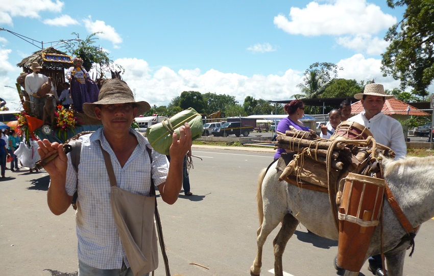 Hay movimiento en todos los sectores. Desde el que vende “raspao” en la calle hasta el hotelero. Foto. Melquíades Vásquez