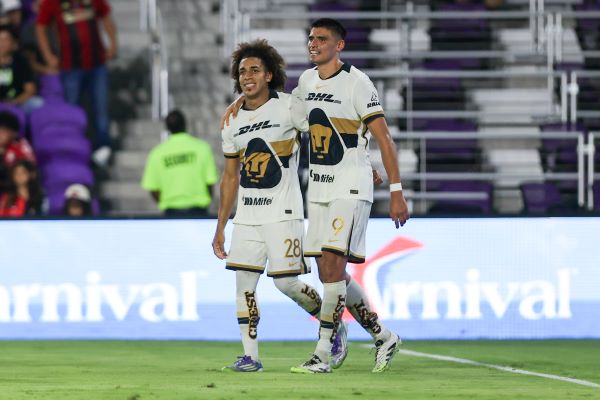 El panameño 'Coco' Carrasquilla (izq.) anotó dos goles para Pumas. Foto: @PumasMX