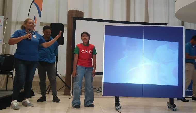 Ashley Jiménez recibe una mesa de ping pong. Foto: Jaime Chávez