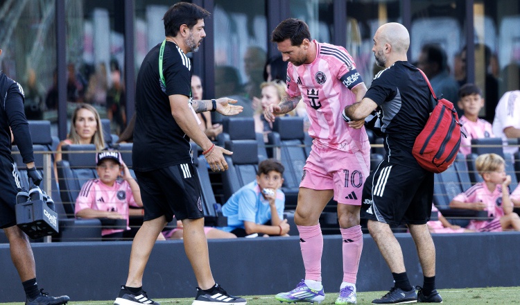 Messi tiene una leve lesión muscular. Foto: EFE