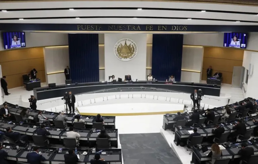 Fotografía del 31 de julio de 2025 de los diputados asistentes a una plenaria en el salón azul de la Asamblea Legislativa en San Salvador (El Salvador). EFE