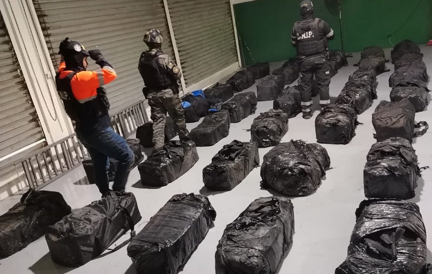 La droga estaba oculta dentro de 35 maletas de color negro ocultas dentro del contenedor. Foto. Cortesía. PGN