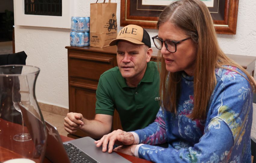 La directora de La Hacienda La Esmeralda, Rachel Peterson, y el vicepresidente de la Asociación de Cafés, Daniel Peterson. Foto: EFE