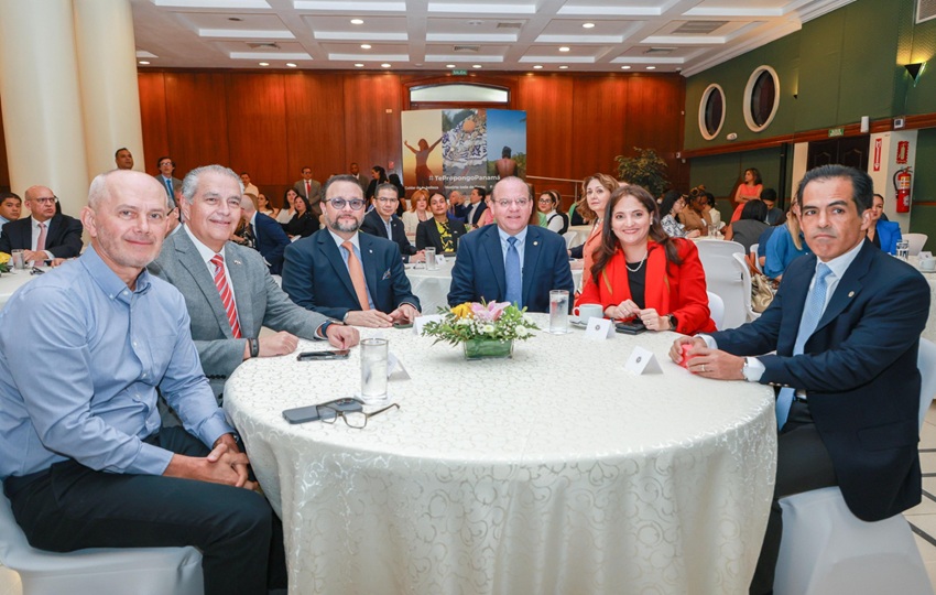 El ministro de Comercio e Industrias, Julio Moltó, reiteró el respaldo del Gobierno Nacional a estas ferias. Foto: Cortesía/MICI