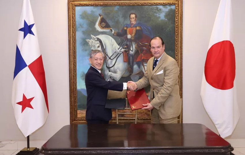 El canciller Javier Martínez-Acha Vásquez, y el embajador de Japón en Panamá, Matsunaga Kazuyoshi. Foto: Cortesía