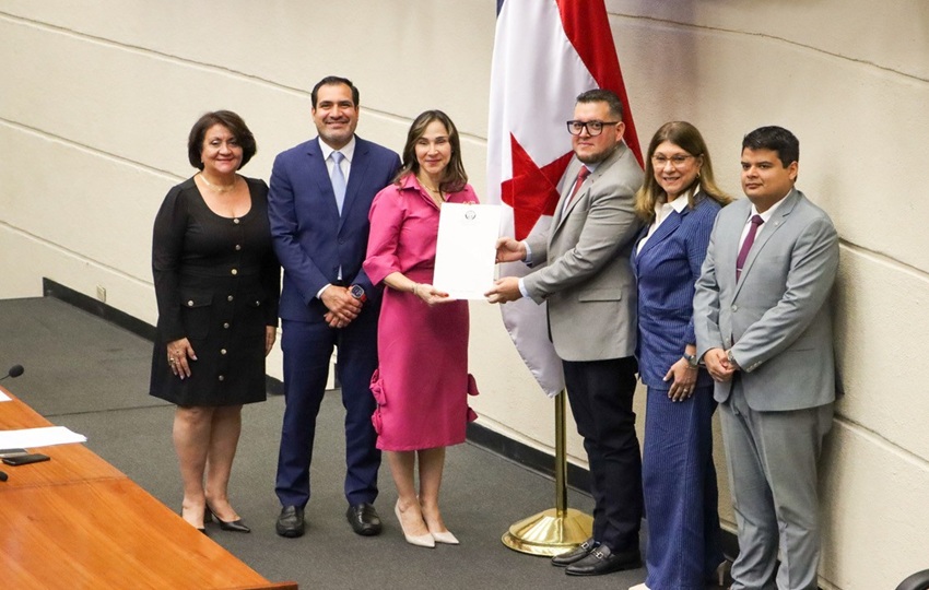 La ministra encargada Eida Gabriela Sáiz presentó el proyecto. Foto: Cortesía