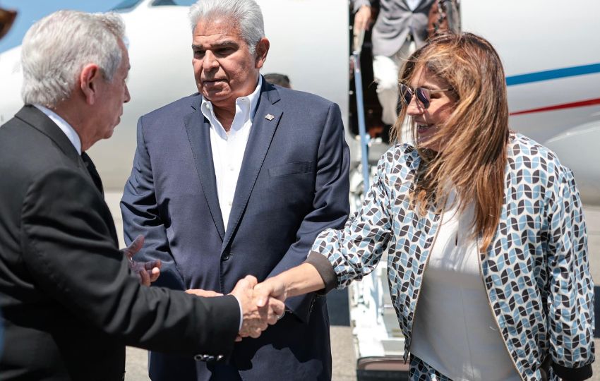 El presidente José Raúl Mulino llegó junto a la primera dama, Maricel Cohen de Mulino. Foto: Cortesía