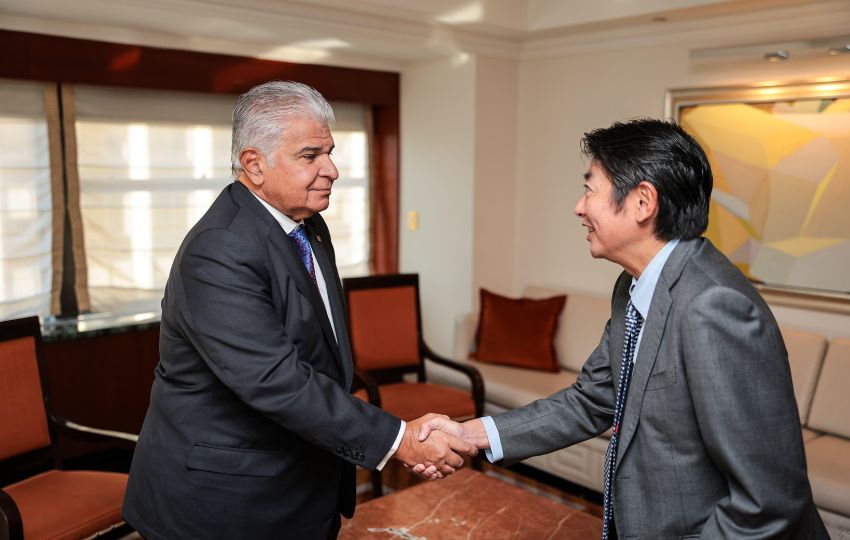 Reunión entre el presidente José Raúl Mulino y el director ejecutivo del Mizuho Bank, Shuji Matsuura. Foto: Cortesía