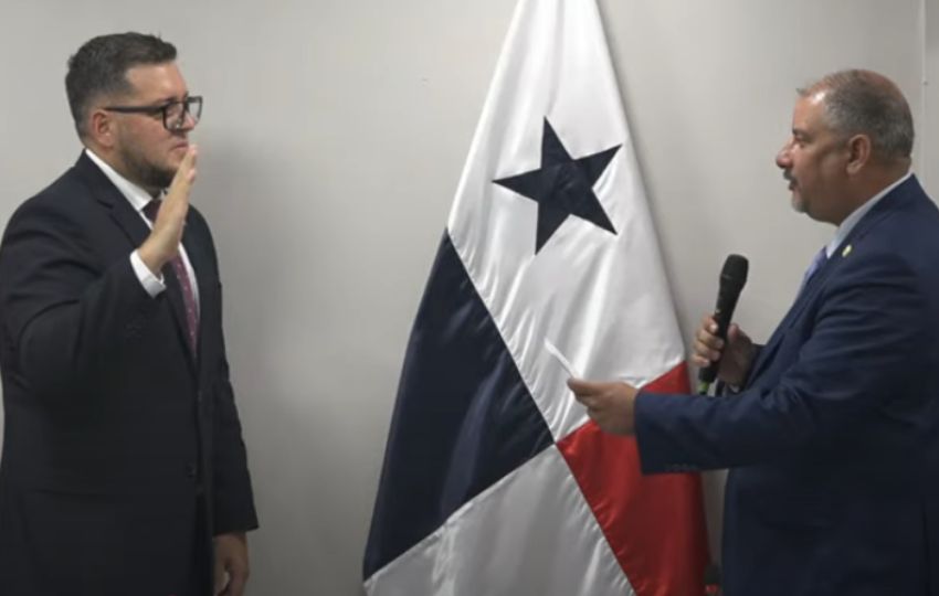 Juramentación de Eduardo Vásquez como presidente de la comisión de Presupuesto.