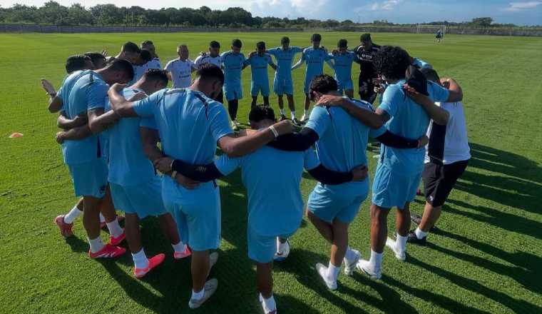 Jugadores del Diriangén en los entrenamientos en la cancha del Virgilio Andrión en Penonomé. Foto: Instagram.