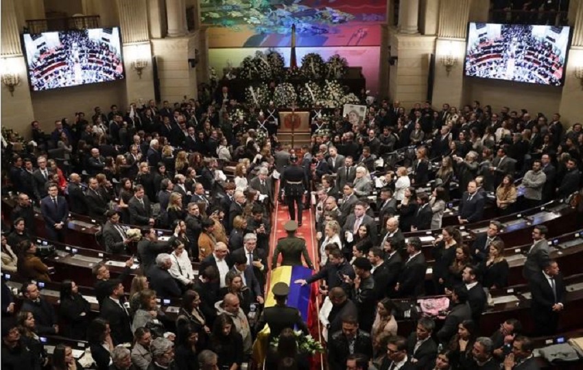 Integrantes de la Policía acompañando el féretro de Miguel Uribe Turbay, en Bogotá (Colombia). Foto: EFE