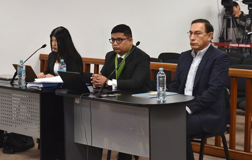 El expresidente de Perú Martín Vizcarra (d) asiste a una audiencia. Foto: EFE