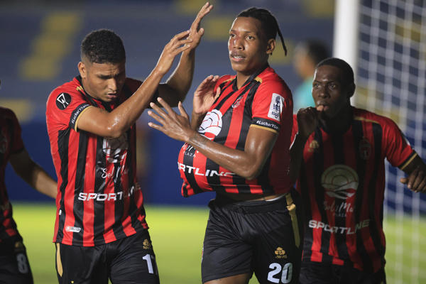 Ramsés de León de San Miguelito (cent.) celebra su gol ante Diriangén. Foto: EFE