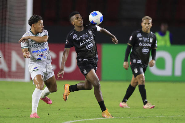 Héctor Hurtado (c) de Independiente disputa el balón con Daiver Vega (i) de Verdes . Fotos.EFE
