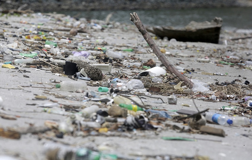 Plásticos acumulados en la Cinta Costera del 05 de agosto de 2025 en la bahía de Ciudad de Panamá (Panamá). EFE/ Carlos Lemos
