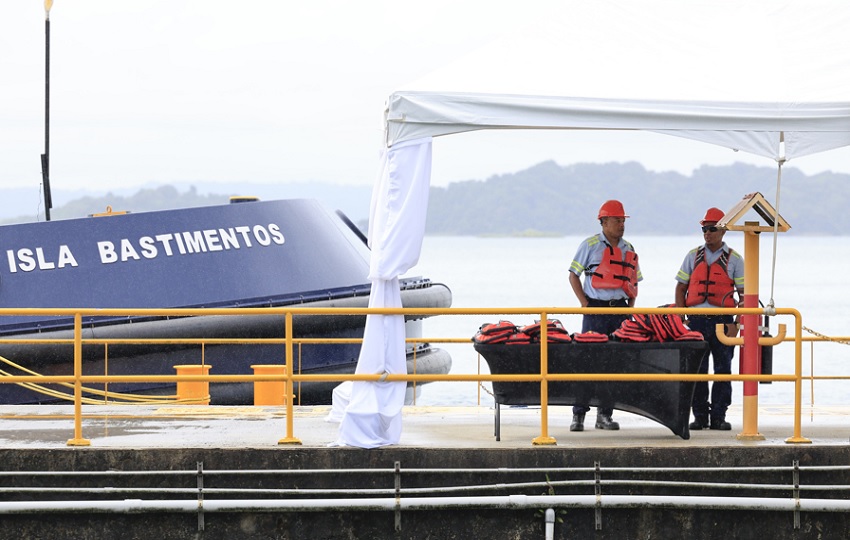 Funcionarios esperan junto al remolcador 'Isla Bastimentos' durante una ceremonia institucional, ayer, viernes, en un muelle del Canal de Panamá. EFE/ Bienvenido Velasco