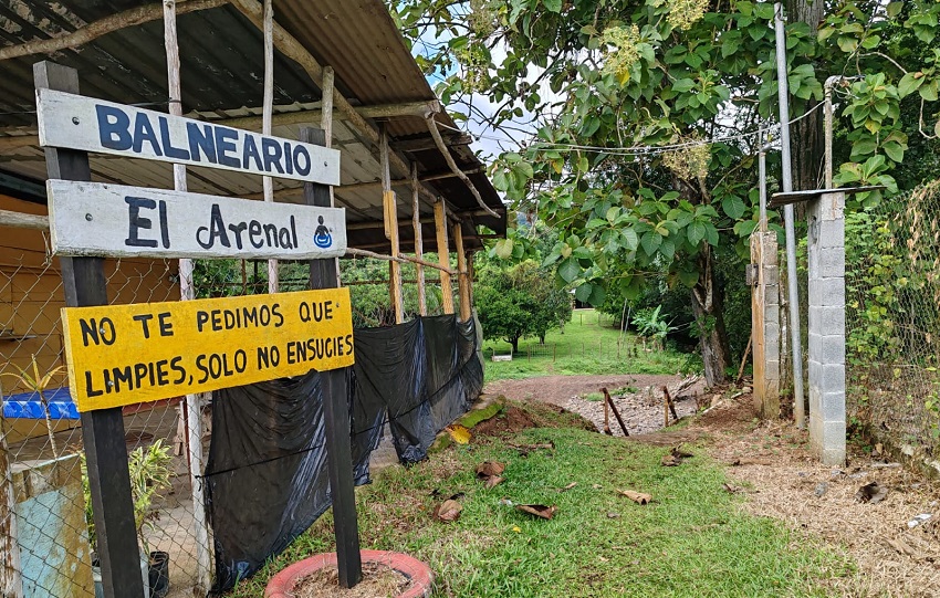 Durante los meses de verano son organizados tours a las cascadas La Gloria, La Golondrina y el balneario Arenilla.