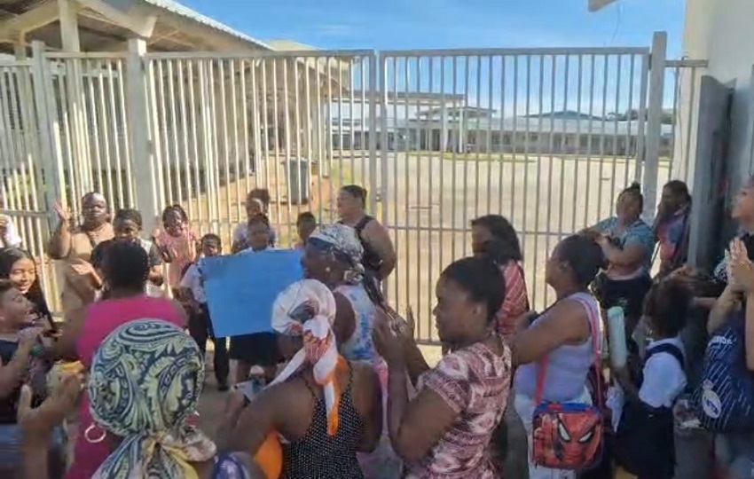 Los padres de familia alegan que trasladar a los estudiantes del Paraguay mermará la educación de sus acudidos que ya están en el centro educativo Alto de Los Lagos.. Foto. Fiómedes Sánchez