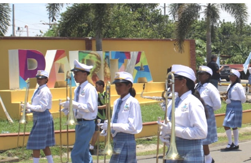 La fundación de Parita también se celebró con un multitudinario desfile cívico, en el que participaron unas 20 delegaciones estudiantiles de diferentes regiones del país, además de representantes . Foto. Thays Domínguez