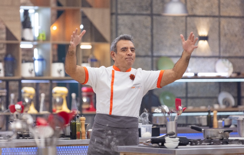 Héctor Sandarti en la cocina de 'Top Chef VIP'. Foto: Cortesía