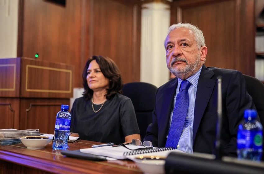 Ricaurte Vásquez junto a Ilya Espino de Marotta, administrador y subadministradora del Canal de Panamá. Foto Cortesía