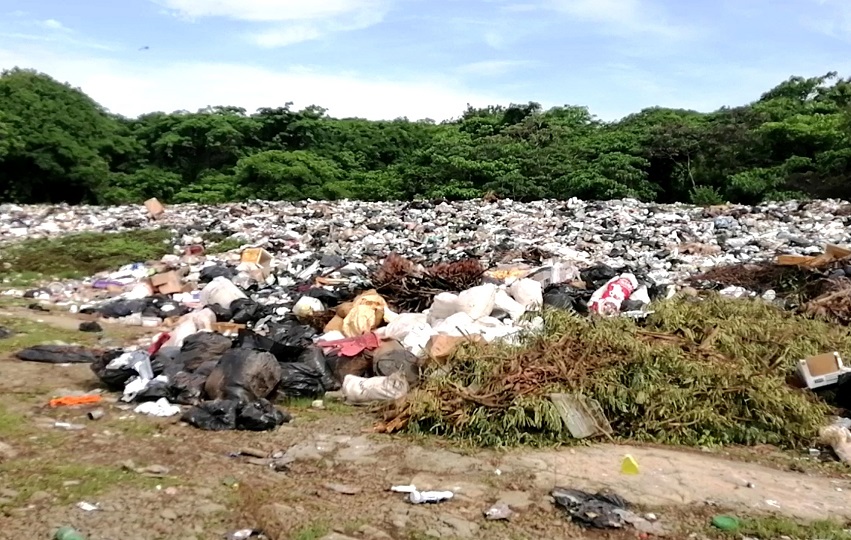 En Azuero, los vertederos a cielo abierto son la norma, y varios de ellos podrían ser clausurados en los próximos años como parte de una propuesta de crear un relleno sanitario común. Foto. Thays Domínguez
