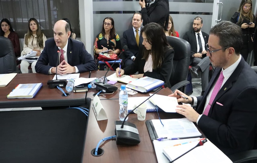  Autoridades del Ministerio de Economía y Finanzas comparecen ante la Comisión de Presupuesto de la Asamblea Nacional de Diputados.  Foto: Cortesía