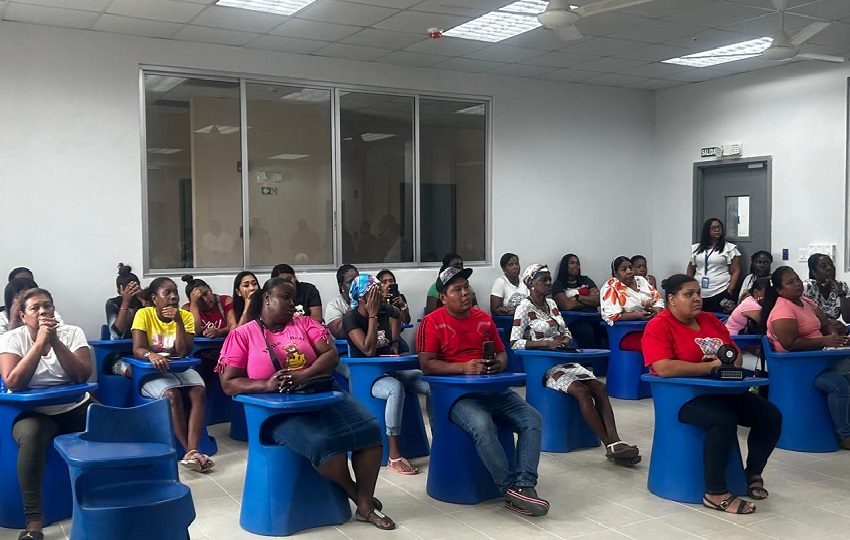 las autoridades de la gobernación y del Meduca desarrollaron una reunión con todos los involucrados, pero al final del encuentro no se llegó a una conclusión. Foto. Diómedes Sánchez