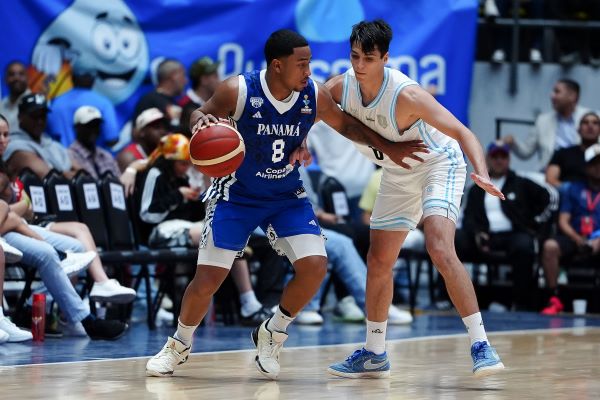 Guillermo Navarro, de Panamá (Izq.) disputa el balón con Juan Ignacio Marcos, de Argentina, en un partido de la Copa Latina 2025 en la Arena Roberto Durán. Foto: EFE
