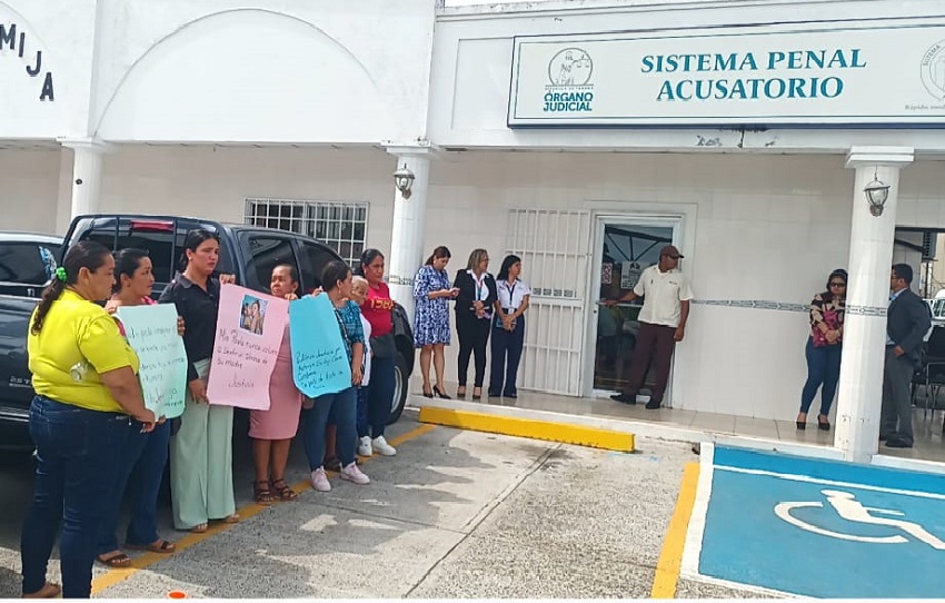 Los familiares de Kateryn Zulay Cosme, consideran que con el acuerdo de pena no se hace justicia. Foto. Melqupiades Vásquez