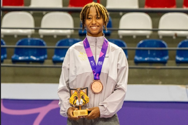 Yusneiry Agrazal, muestra la medalla de bronce. Foto: COP
