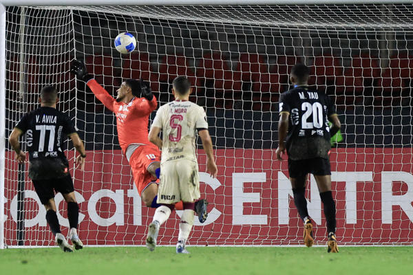 El portero Esteban Alvarado, de Saprissa, recibe un gol de tiro libre del CAI. Foto: EFE