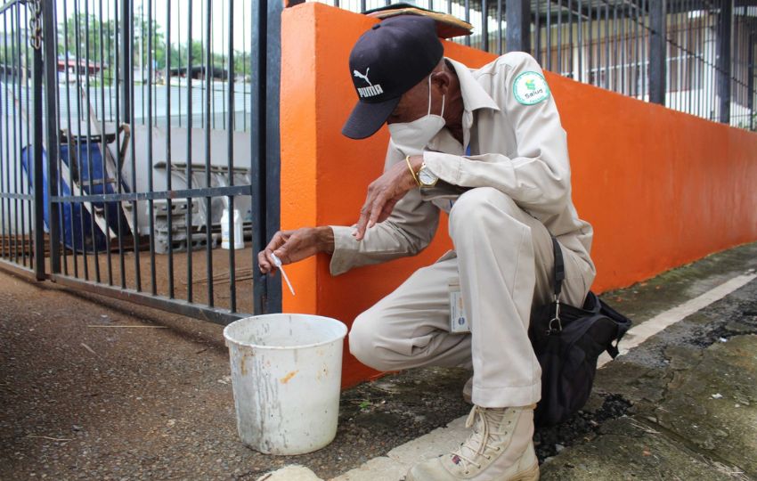 Hay que eliminar todos los recipientes que puedan acumular agua. Foto: Cortesía