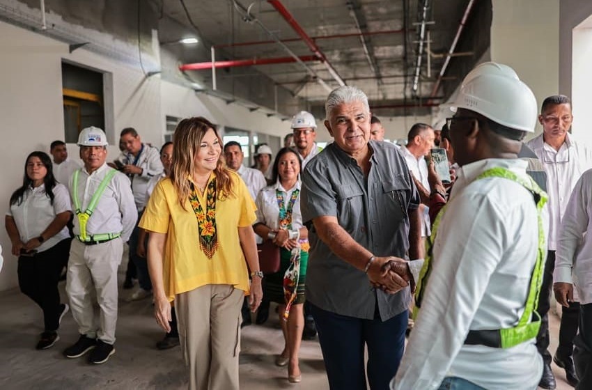Mulino recorre las instalaciones del hospital de Metetí. Foto Cortesía