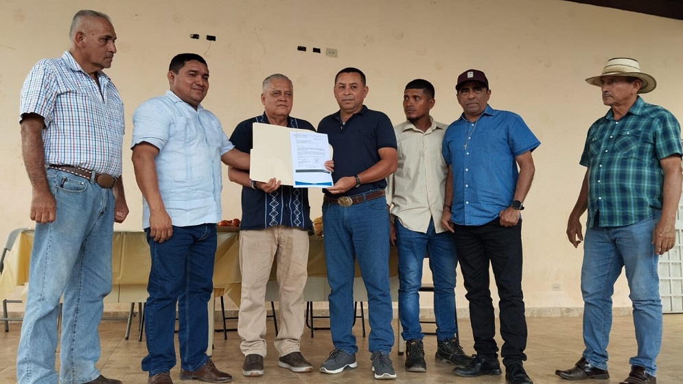 Entrega de la documentación Foto MIDA