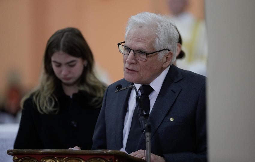 Fotograía del padre del fallecido senador y precandidato presidencial Miguel Uribe Turbay, Miguel Uribe Londoño. EFE