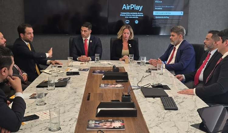 Durante el Panamá Summit 2025 en Río de Janeiro, el cónsul Rubén Argüelles (al fondo) se reunió con empresarios.